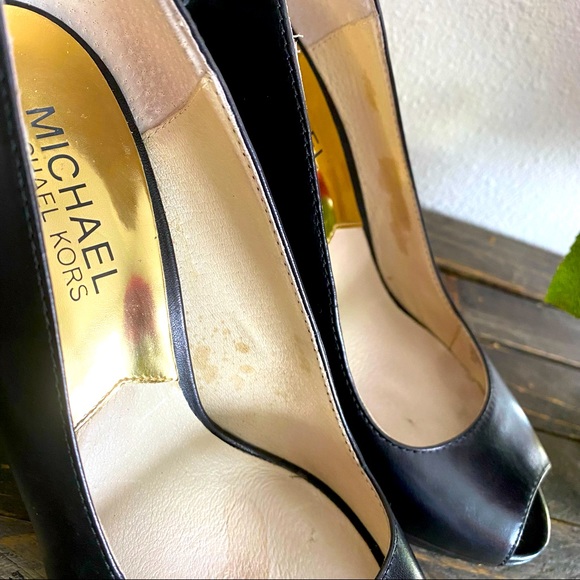 Michael Kors peep-toe “Josie Peep” w/Mk gold lock detail on back. (Size 6M).🌹 - Picture 12 of 16